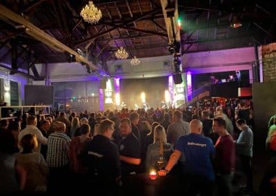 Feiernde Menge in der Eventfabrik